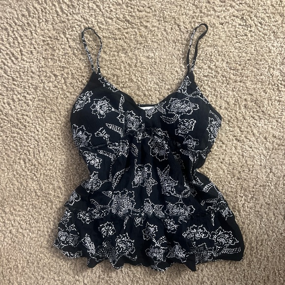 Pretty black and white flower tank top. Y2K vibes🌼🌼 has removable padding! - Picture 3 of 4